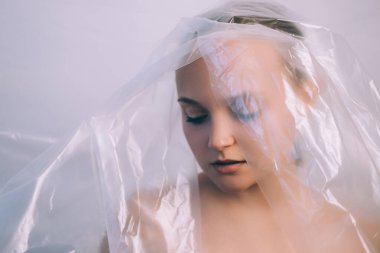 sanat portresi plastik yeniden kullanım üzgün kadın selofanı