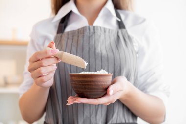 Ev yapımı kadın fırın şefi kreması.