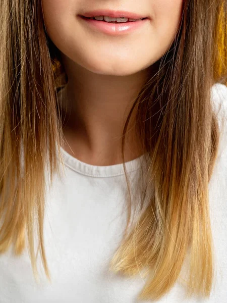 Criança sorriso adolescente skincare juventude beleza menina rosto — Fotografia de Stock