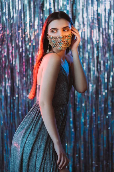 Covid-19 kerst quarantaine mode vrouw masker — Stockfoto