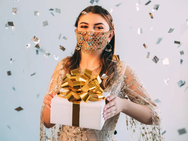 Noel süprizi parti kadını hediye kutusu — Stok fotoğraf