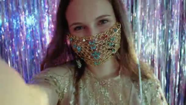 Strana selfie etnické slavnostní vzhled pandemické módy — Stock video