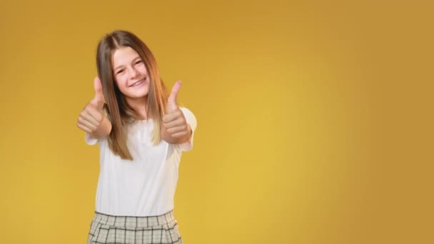 Como gesto promocional fundo menina polegares para cima — Vídeo de Stock