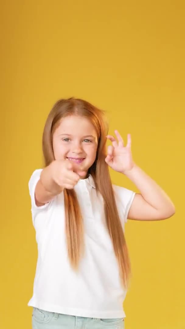 Apoyo niño aprobación signo lindo chica ok gesto — Vídeo de stock