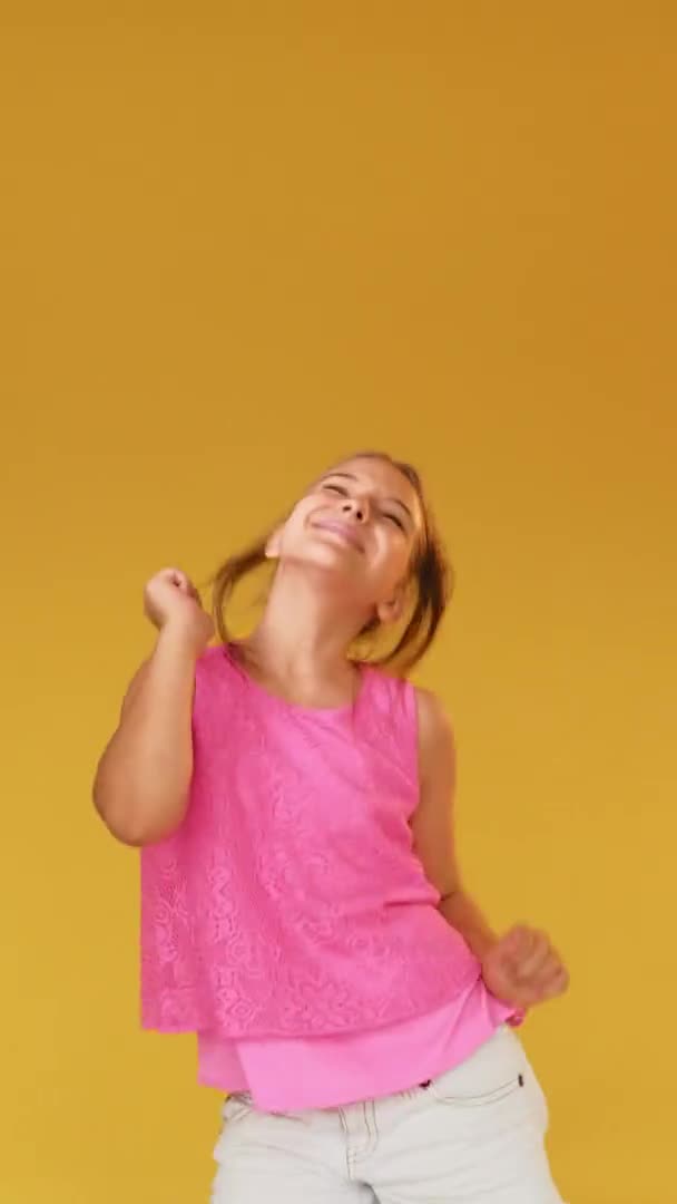 Bambino eccitato pubblicità segno sfondo ragazza danza — Video Stock