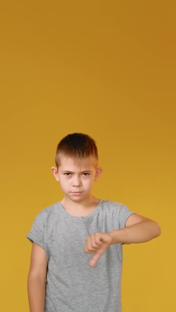 Disappointed child dislike gesture boy thumb down — Stock Video