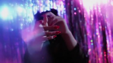 Gece parti dansı Covid-19 Şenlikli görünüm