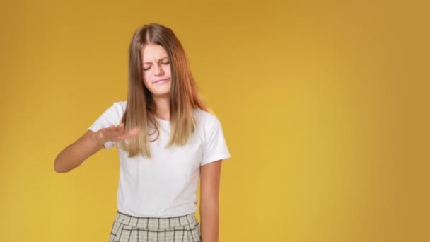 Doubtful child dont know uncertain girl so-so nope — Stock Video