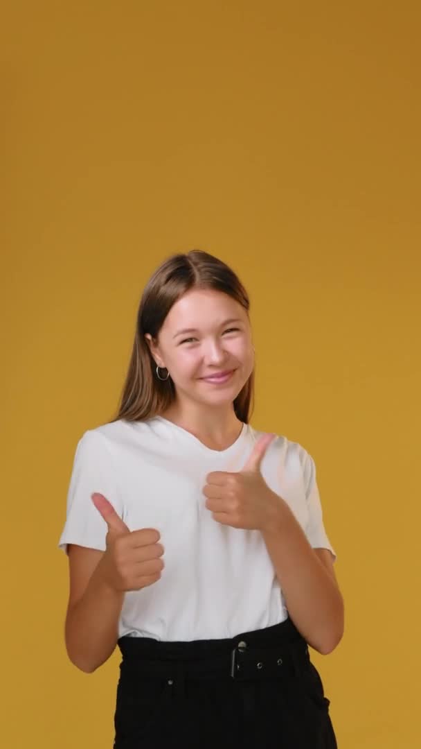Как жест удовлетворенного подростка веселая девочка поднимает вверх пальцы — стоковое видео