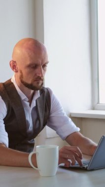 Öfkeli adam stresli, öfkeli, çok çalışkan.