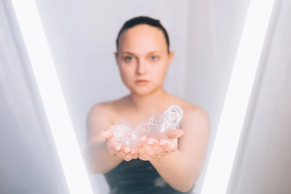Plastikmüll Recycling Flasche Frau — Stockfoto