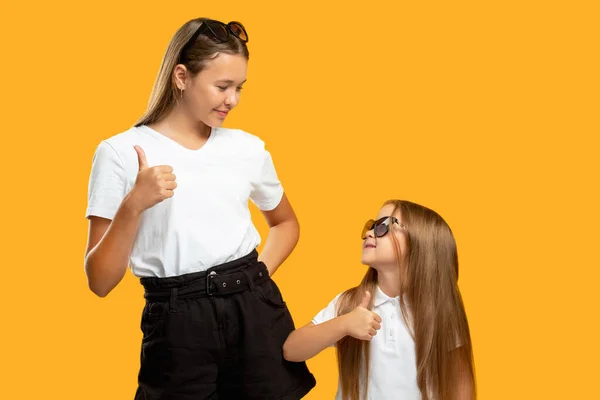 Família ligação positivo estilo de vida menina polegar para cima — Fotografia de Stock