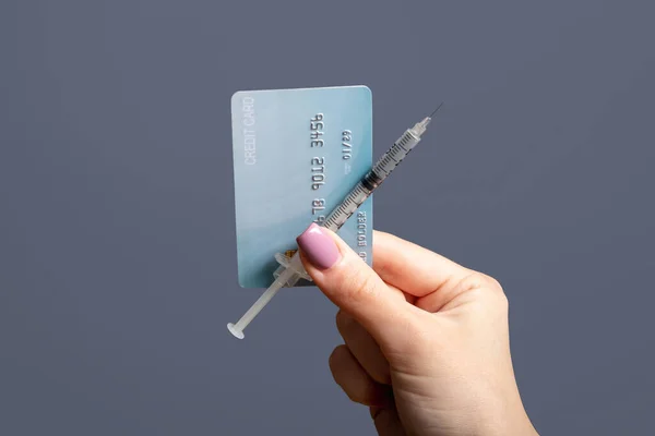 Strzykawka z zabezpieczeniem zdrowotnym karta kredytowa fioletowa — Zdjęcie stockowe