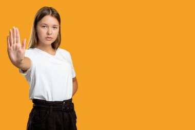 Kes şunu bayan protestocu genç kız