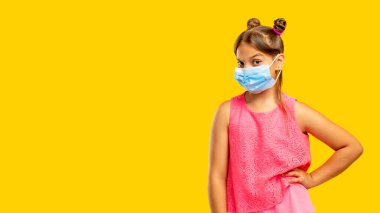 Coronavirus hijyen güvenlik önlemleri kız maske takıyor