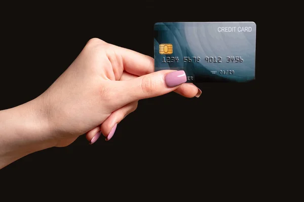 无现金支付银行客户手中的信用卡 — 图库照片