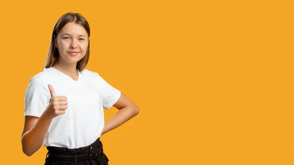 Als gebaar reclame achtergrond meisje duim omhoog — Stockfoto