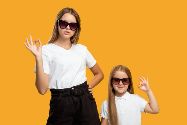 Familia mirada elegante madre hija gafas de sol ok —  Fotos de Stock