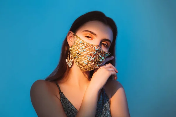 Пандемия ювелирных украшений гламур выглядеть женщина творческая маска — стоковое фото