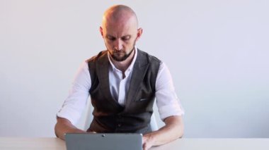 Yoğunlaştırılmış ofis çalışanı mesafesinde çalışıyor.