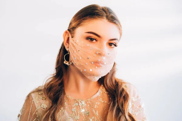 Пандемия аксессуаров гламур выглядеть женщина сетка маска — стоковое фото