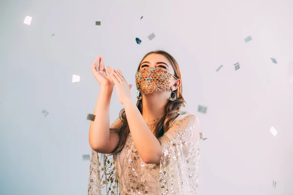 Covid-19 parti şenlik eğlencesi mutlu kadın konfetisi — Stok fotoğraf