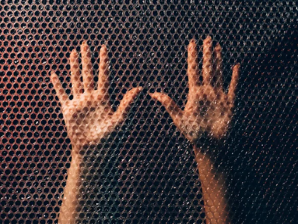 Érzéki női kéz műanyag buborék burkolat textúra — Stock Fotó