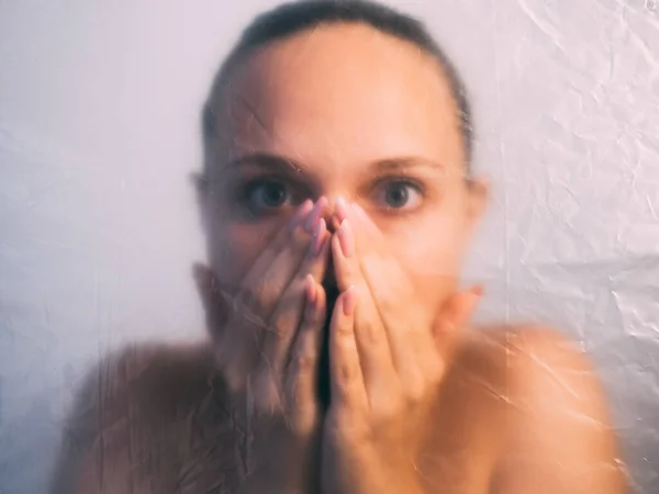Verängstigte Frau defokussiert weibliches Porträt Haut omg — Stockfoto