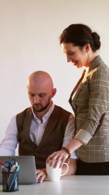 Sevgili çift dinlenme odasına gider. Aile ilişkisi.