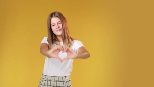 สัญลักษณ์รัก สนับสนุนเด็ก เป็นมิตร สาววัยรุ่น หัวใจ — วีดีโอสต็อก