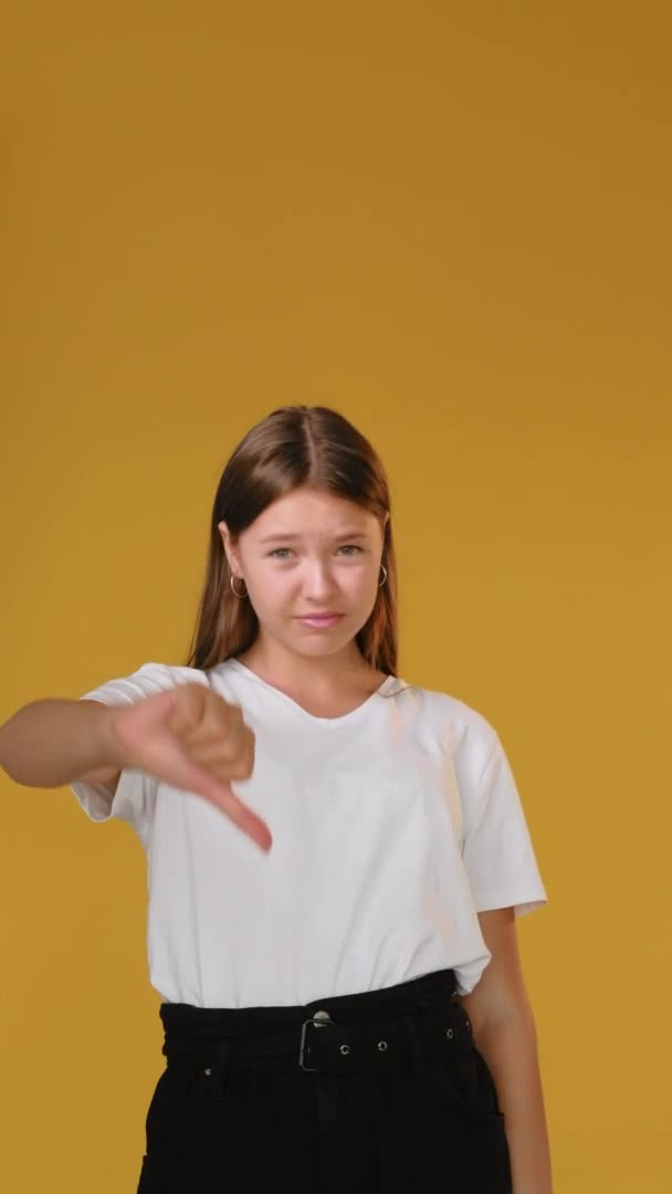 Afkeer gebaar slecht idee sceptisch meisje duimen naar beneden — Stockvideo