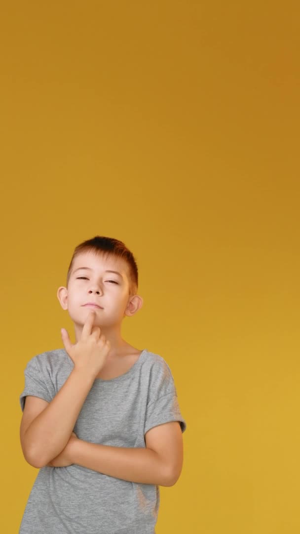 Задумчивый ребенок трудный выбор путать мальчик думает — стоковое видео
