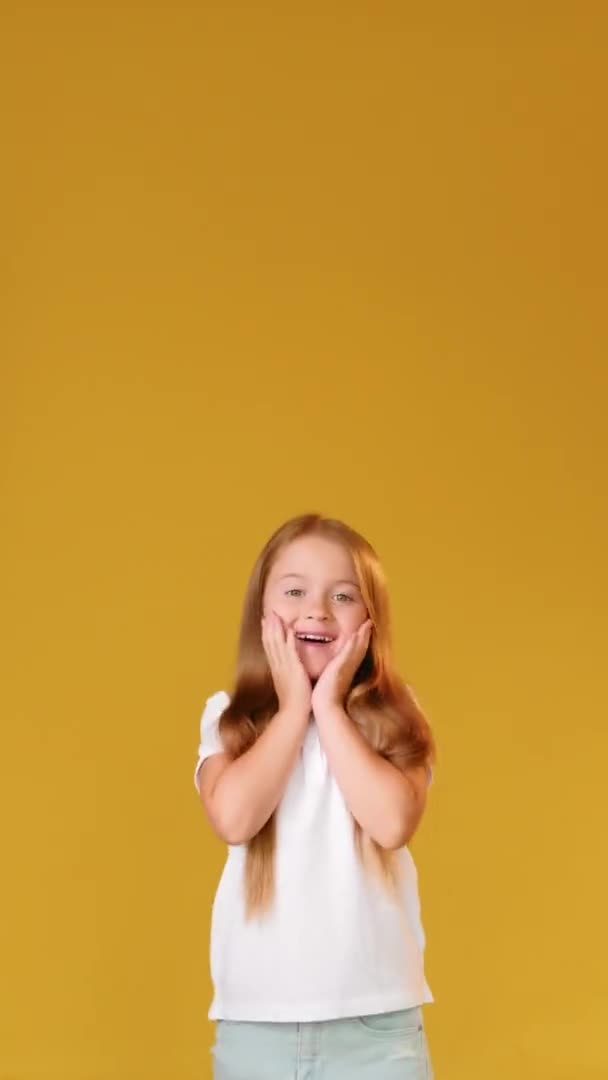 Amused kid perfect surprise wow impressed girl — Stock Video