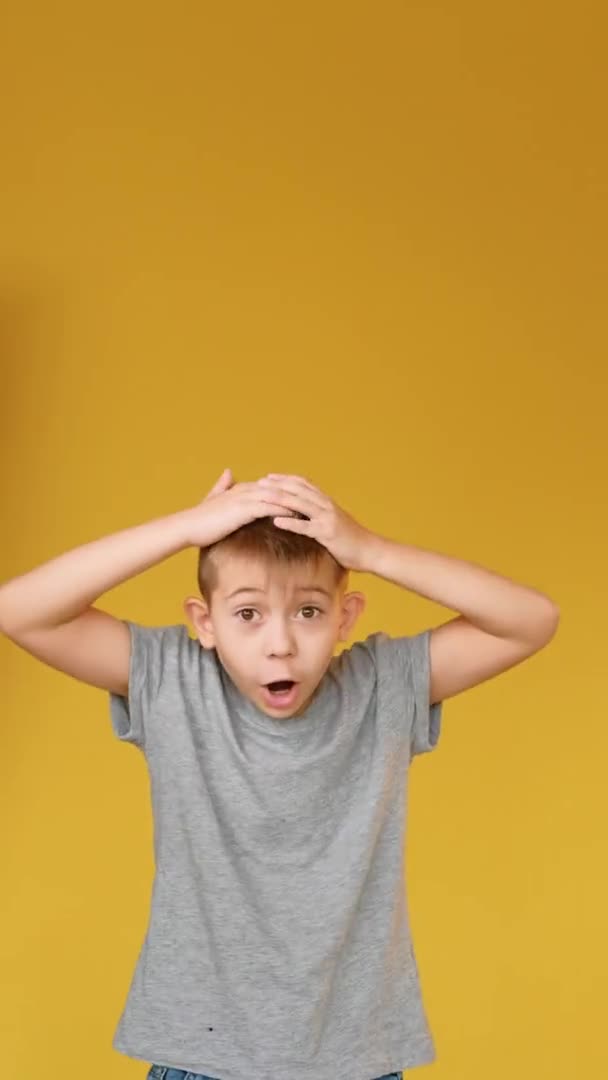 Attacco di panico infantile frustrato ragazzo spaventato urla — Video Stock