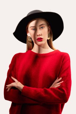 Moda tarzı eğilimi kadın zarafetine benziyor.