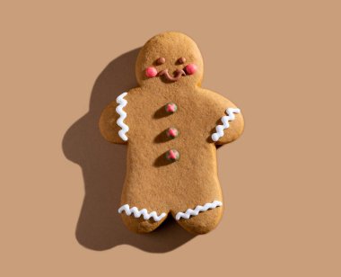 Gülümseyen zencefilli kurabiye sevimli pastacı.