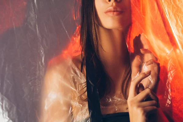 Retrato de beleza lábio aumento mulher néon vermelho — Fotografia de Stock