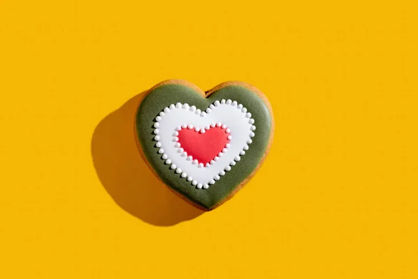 Святковий десерт День Святого Валентина зелене серце жовте — стокове фото
