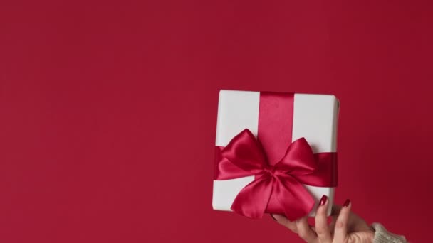 Святковий сюрприз день Валентина подарунок жіноча рука — стокове відео
