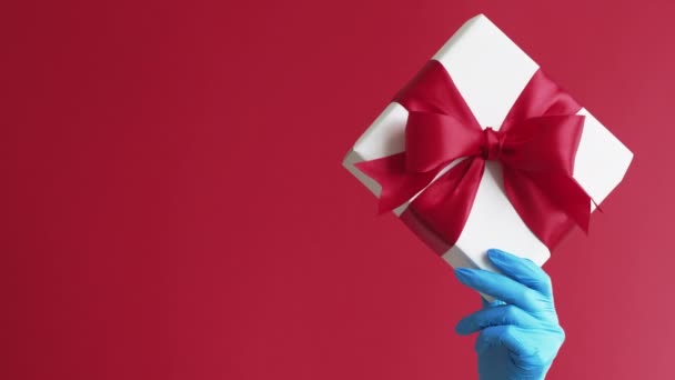 День Святого Валентина подарунок пандемія свята рукавички — стокове відео