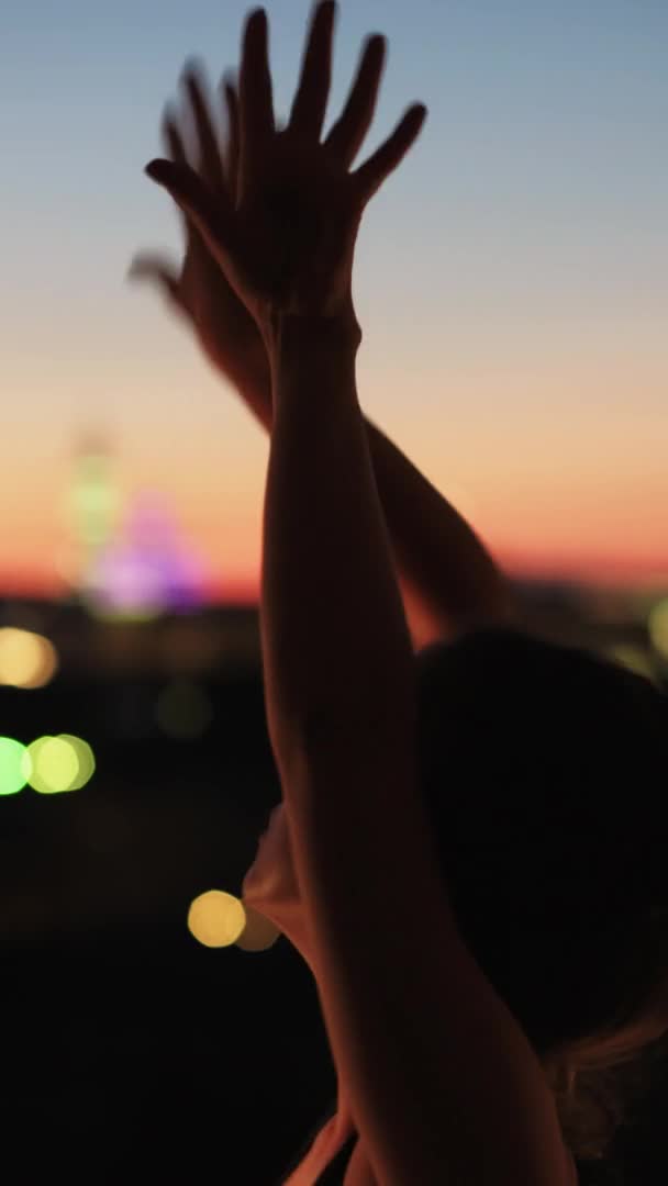 Dans therapie ziel genezing vrouw hand stedelijke zonsondergang — Stockvideo