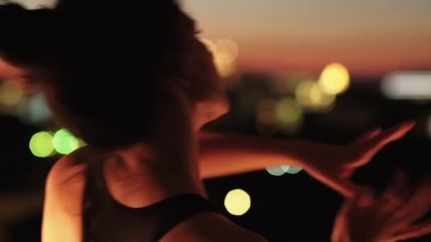 Danza espiritual mujer pacífica bokeh luces puesta del sol — Vídeo de stock