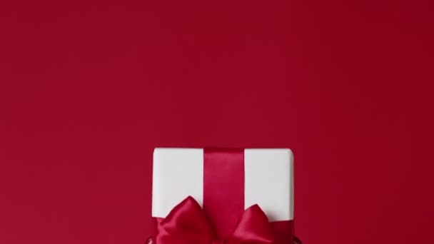 Святковий подарунок подарунок до Дня Святого Валентина руки доставки — стокове відео