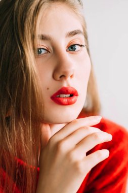 Güzel bayan model, parlak makyaj modası.