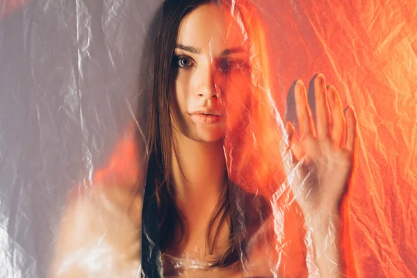 女性の赤い光に触れるスキンケアトリートメント顔 — ストック写真