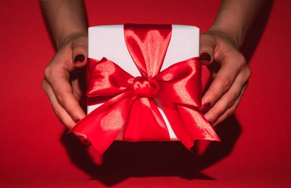 Romantische verrassing Valentijnsdag geschenk doos handen rood — Stockfoto