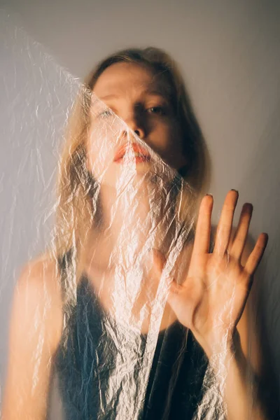 Protección femenina desenfocado retrato polietileno — Foto de Stock