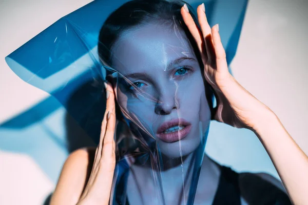 Módní umění portrét žena model tvář modrý filtr — Stock fotografie