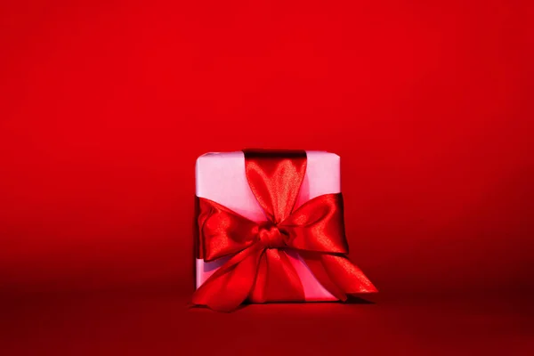 Romantica sorpresa San Valentino regalo scatola fiocco rosso — Foto Stock