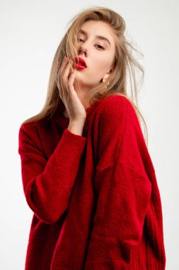 Gündelik cazibe modern moda modeli gibi görünüyor.